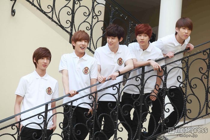 アイドルデビューを控えたスーパー特待生「イケメン5」に扮するBOYFRIEND(C)2013 映画「GOGO♂イケメン5」製作委員会