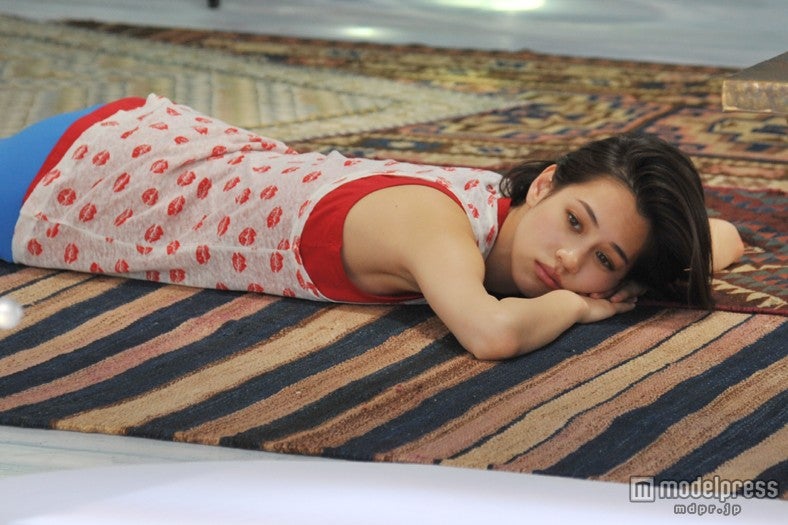 水原希子／ICEカップヌードル新CM「氷入れすぎた」篇メイキングカットより