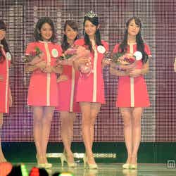 筧美和子(写真左から3番目)