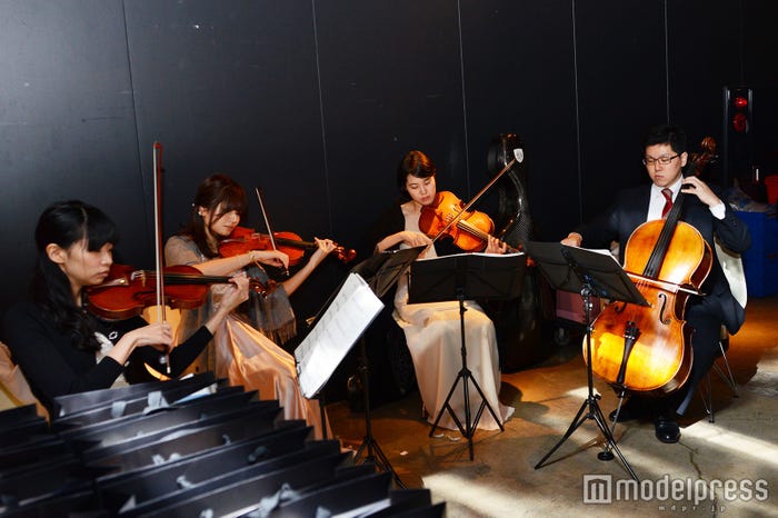 クリスマスソング生演奏でお出迎え (C)モデルプレス