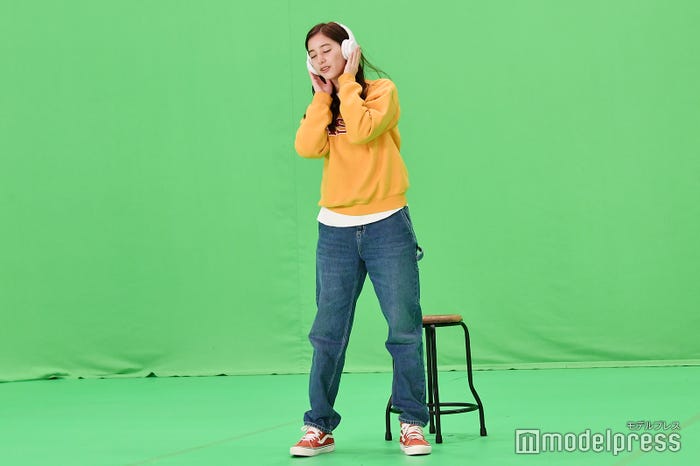 ヘッドフォンでノリノリの新木優子(C)モデルプレス