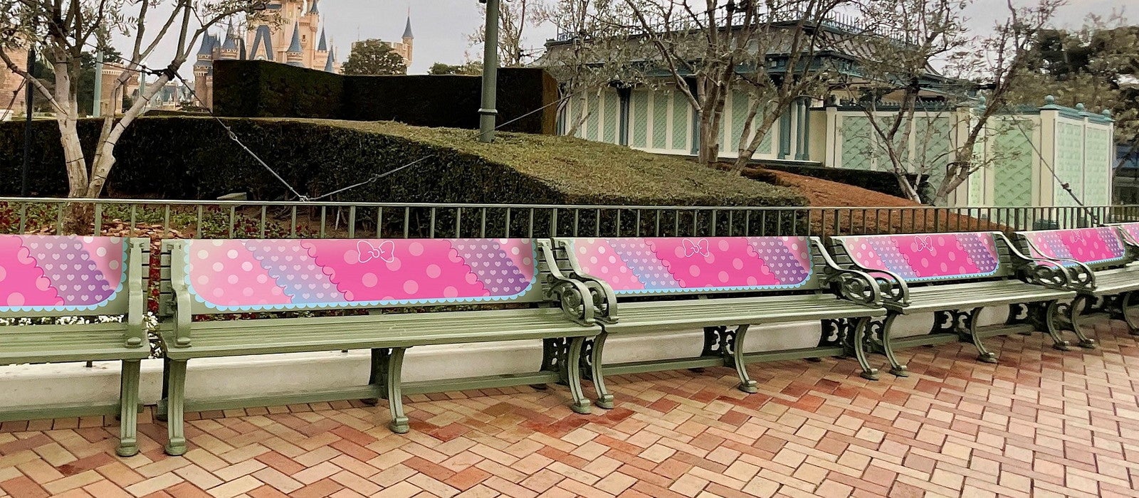 ピンク色に様変わりするベンチやトラッシュカン（ごみ箱）（C）Disney