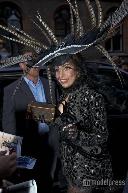 毛皮の次は羽根？レディー・ガガ、巨大羽根帽子で登場