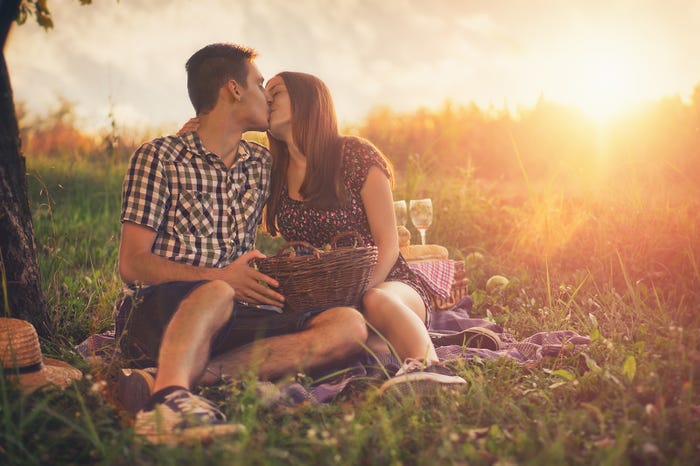 さり気ない行動で男性を意識させることが出来る(photo-by-steevy84/Fotolia)