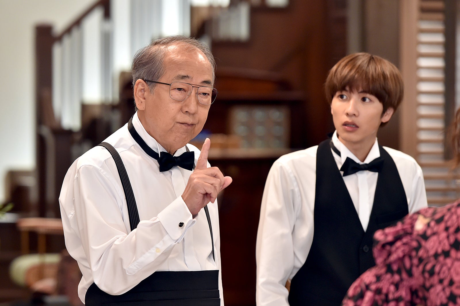 岸部一徳（手前）／『Heaven？～ご苦楽レストラン～』より（C）TBS