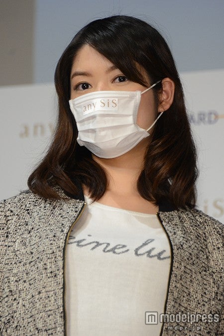 ざわちんに大政絢風メイクを施されたモデル