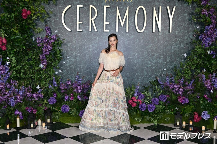 中条あやみ、オフショルドレス姿で圧倒的オーラ放つ 【Mrs. GREEN APPLE presents「CEREMONY」】
