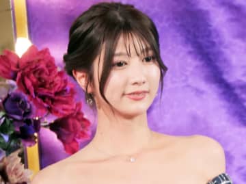 「私って肩がすごく鋭利」イケメンと交際話題の人気女子アナ、タイトニットの自撮りショットに反響「鋭い肩より圧倒的な美ぼうに目がいく」「肩パッド入ってる？w」