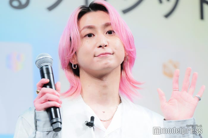 1人でもすごくわちゃわちゃしている佐久間大介(C)モデルプレス