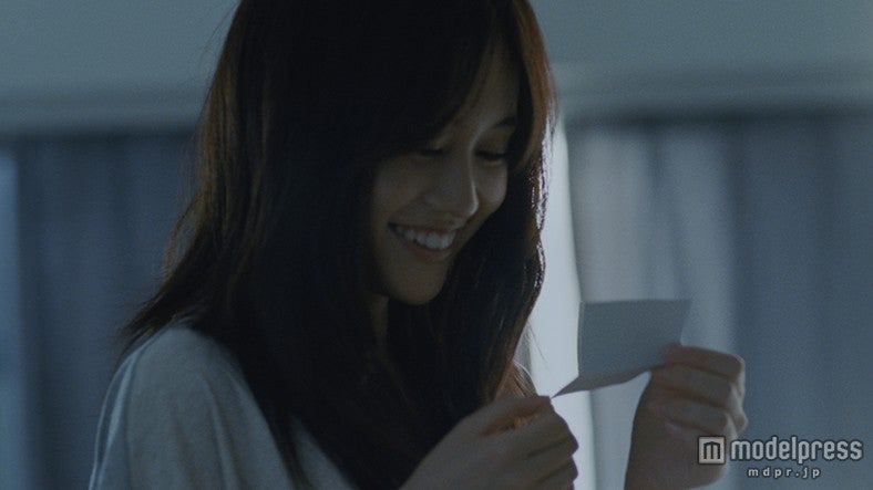 等身大の親子関係も描かれる／肌研の新CM「前田敦子 うるおいは心にも届く」篇より