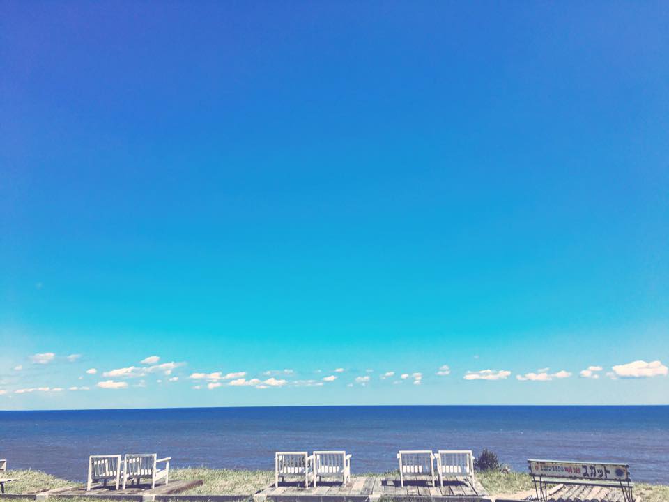 海と空の絶景を特等席で。千葉県“崖カフェ”の風景が世界の果てのよう／画像提供：GAKE