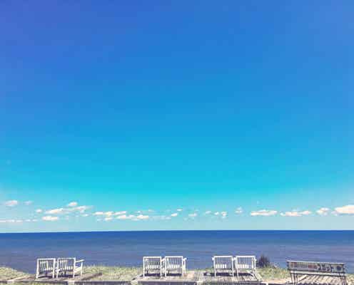 海と空の絶景を特等席で。千葉県“崖カフェ”の風景が世界の果てのよう