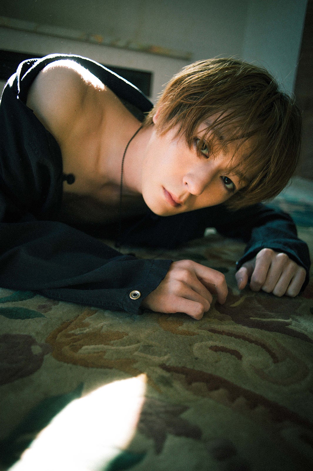 犬飼貴丈、ドキッとする色気・ジェンダーレスメイク…2nd写真集に魅力凝縮