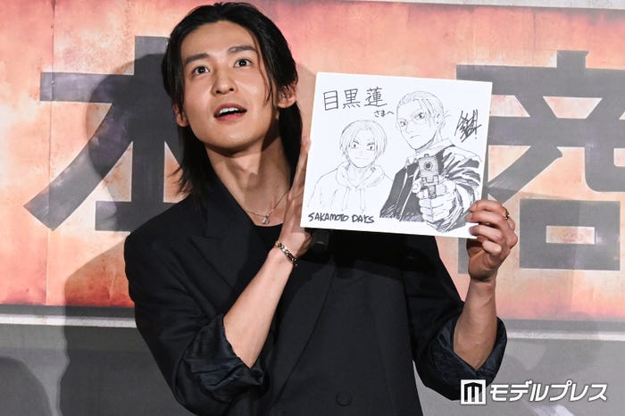 サプライズに驚き原作者を必死に探す目黒蓮(C)モデルプレス