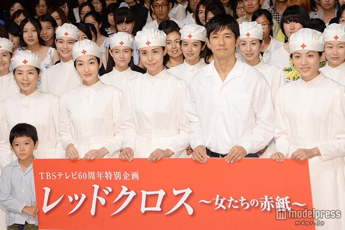 (前列左から)高村佳偉人、中島ひろ子、高梨臨、松嶋菜々子、西島秀俊、柴本幸