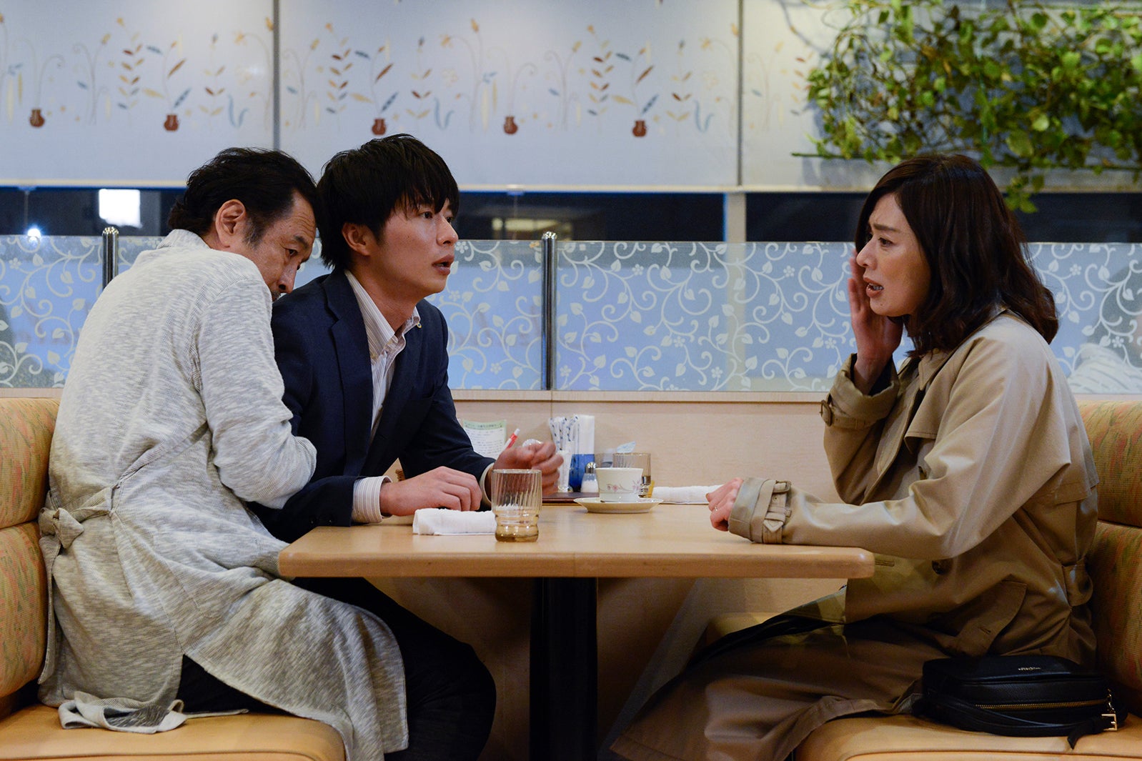 吉田鋼太郎、田中圭、大塚寧々／「おっさんずラブ」第4話より（C）テレビ朝日