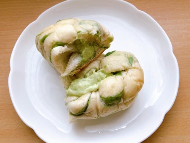 ふわふわもっちりメロンクリームを折りこんだ白いパン生地