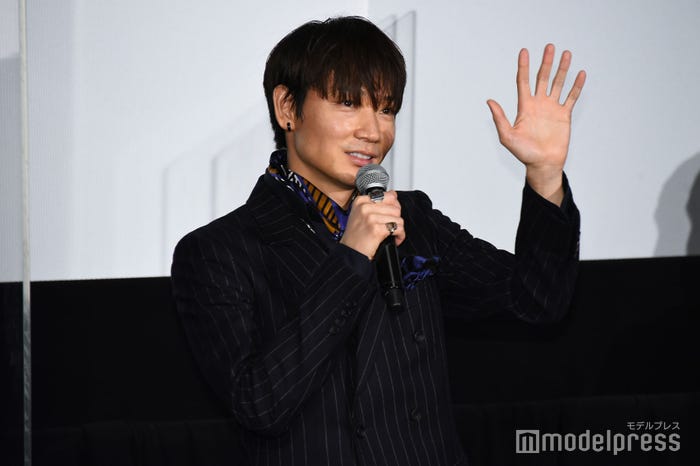 綾野剛 舘ひろしのスーツを 継承 バースデーサプライズに感激 ヤクザと家族 The Family モデルプレス 綾野剛 舘ひろしのスーツを 継承 バースデーサプライズに感激 ヤクザと家族 The Family モデルプレス