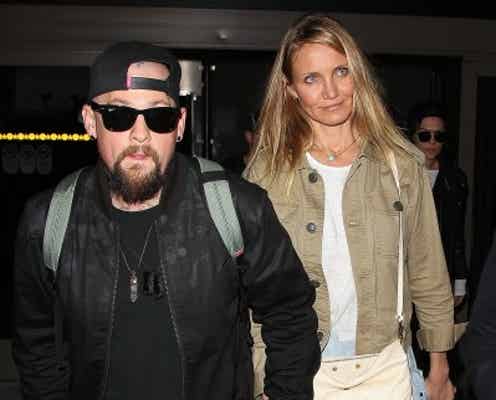 キャメロン・ディアス、幸せそうな空港スタイル