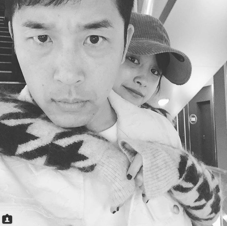 高橋愛、夫・あべこうじにバックハグ ラブラブ夫婦ショットに反響