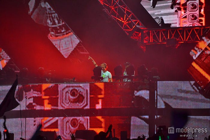 Armin van buurenのステージに、Mr.Probsもサプライズ登場