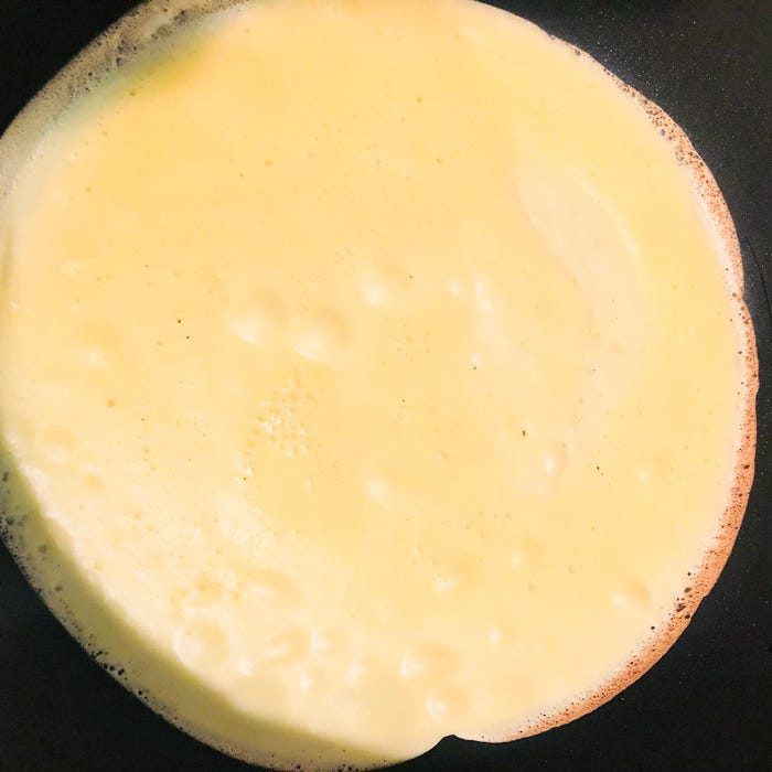 手順4;お玉一杯くらいを目安にクレープを焼く/画像提供:柏原歩