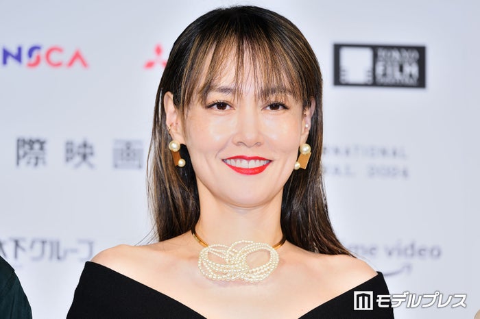 菊地凛子、美デコルテ輝くブラックドレス姿「第37回東京国際映画祭」ナビゲーター就任