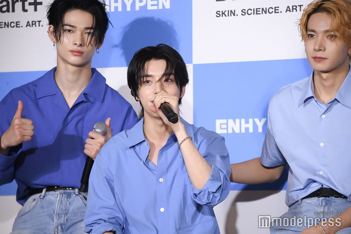 JAKE(ジェイク)の後方支援をするNI-KI(ニキ)&HEESEUNG(ヒスン)(C)モデルプレス