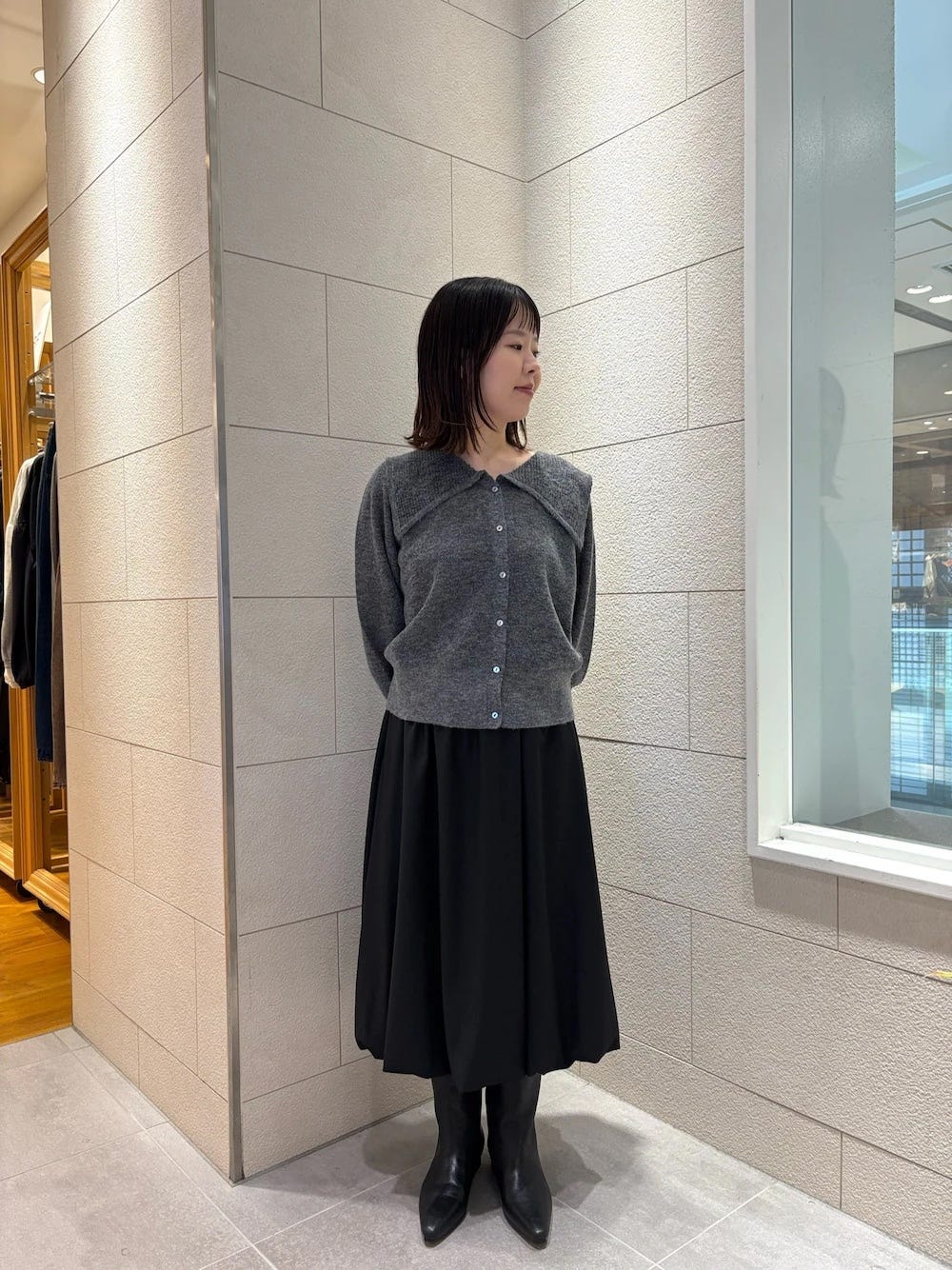 今年らしさ満点のロングブーツは、バルーンスカートと合わせて 出典:WEAR