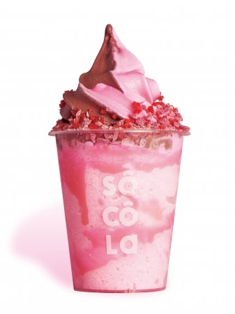 ルビーソコラソフトクリームスムージー 620円／画像提供：オペレーションファクトリー