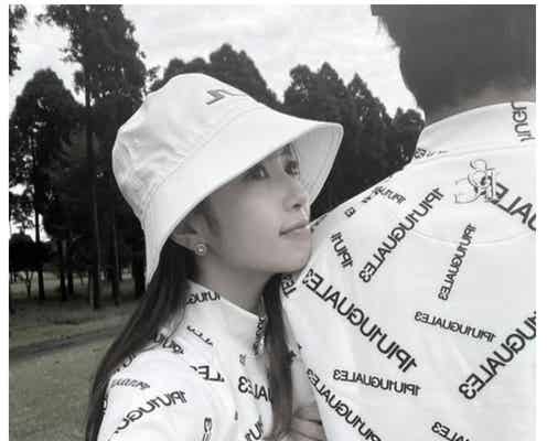 くみっきー、夫とペアルックで密着「夫婦の2人の大切な時間」