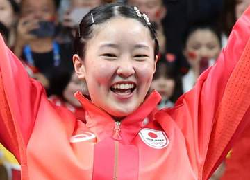 「素敵なファミリーです！」 家族4人の集合写真投稿の張本美和「今は卓球と勉強を頑張ります」と恩返し誓う SNS「最高」「みんないい笑顔」