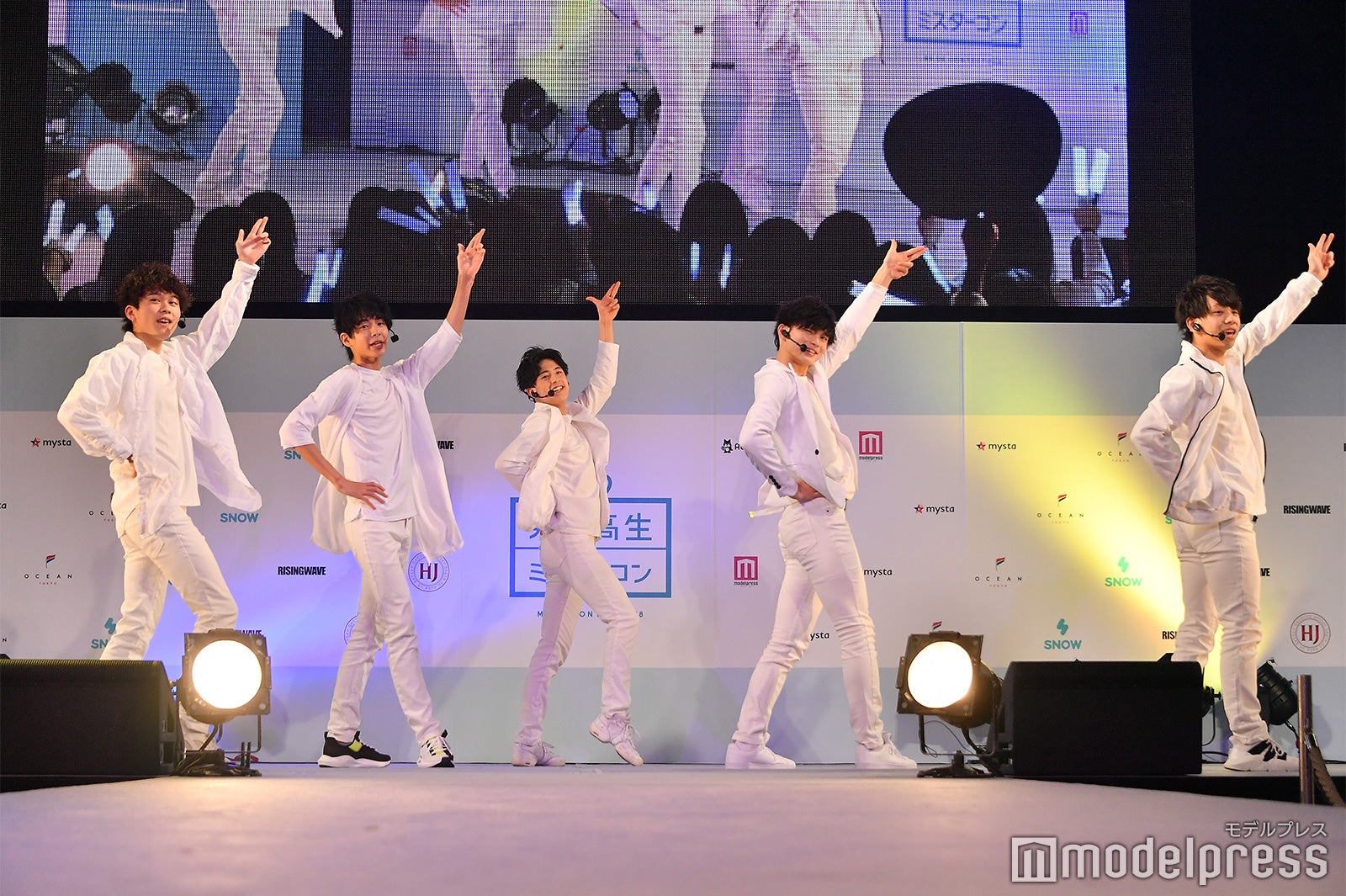 パフォーマンスの様子 （C）モデルプレス