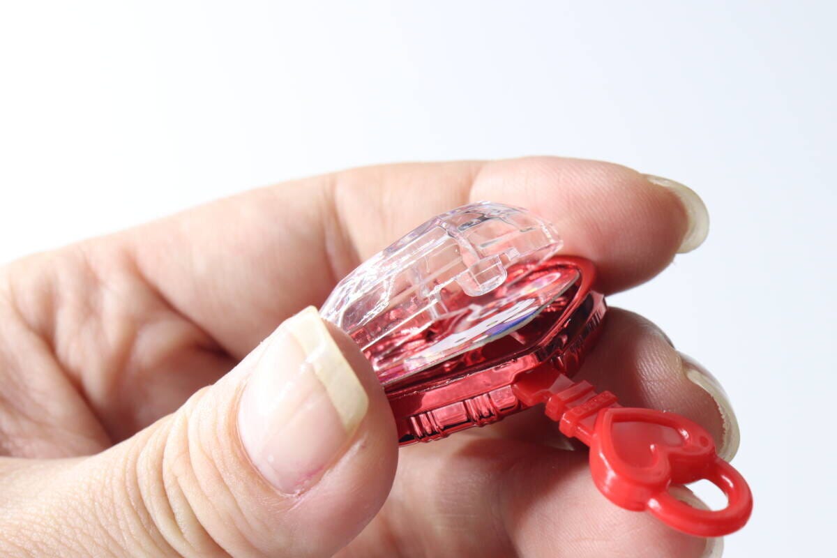 指でジュエルキーホルダーの蓋を鍵で開けようとしている様子 指でジュエルキーホルダーの蓋を鍵で開けようとしている様子