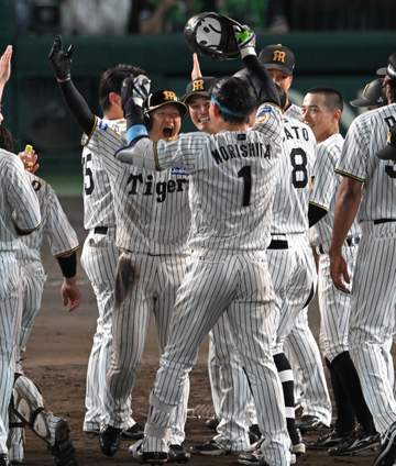 阪神 劇的サヨナラ勝ち！近本復帰後初安打から森下が決めた！「決めてやるという思いでした。チカさんが来たことで勢いが変わる」同点許した直後に甲子園が熱狂