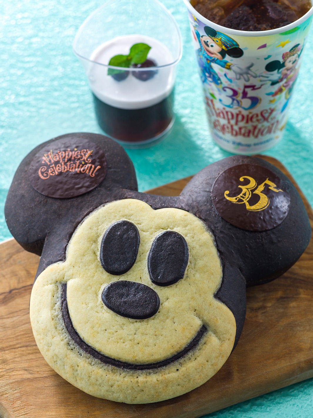 「東京ディズニーリゾート35周年グランドフィナーレ」スウィートハート・カフェのスペシャルメニュー／ミッキーパンなどのセット¥1,070 （C）Disney