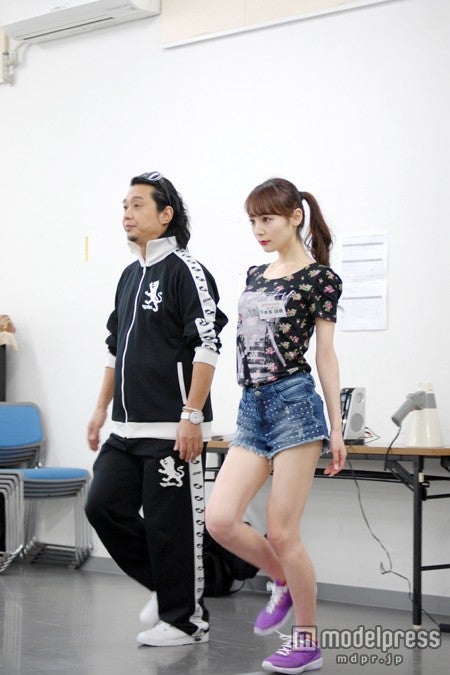 スニーカーを履いてのウォーキング／（C）Miss TGC 2014