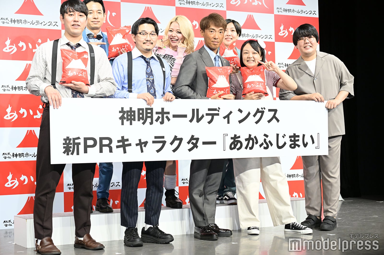 （後列左から）タケト、荒川、はる／（前列左から）畠中悠、伊藤俊介、藤尾益雄氏、イワクラ、中野周平（C）モデルプレス