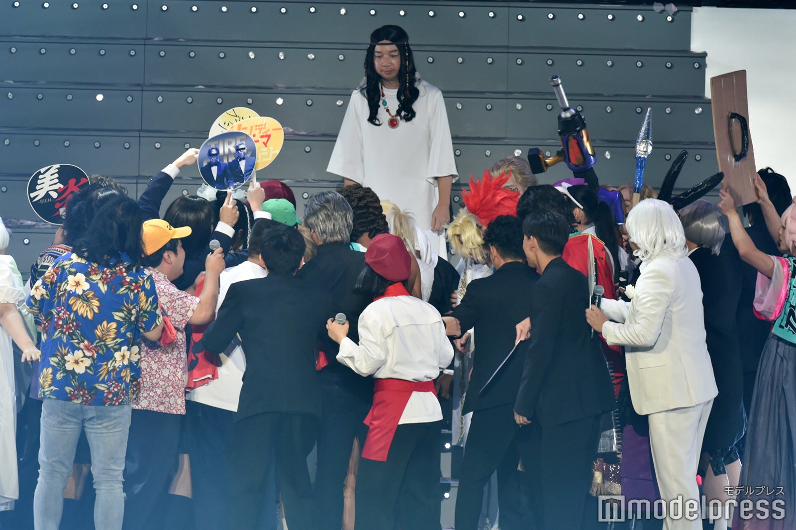 Zumariがもみくちゃに「『有吉の壁』Break Artist Live’22」（C）モデルプレス