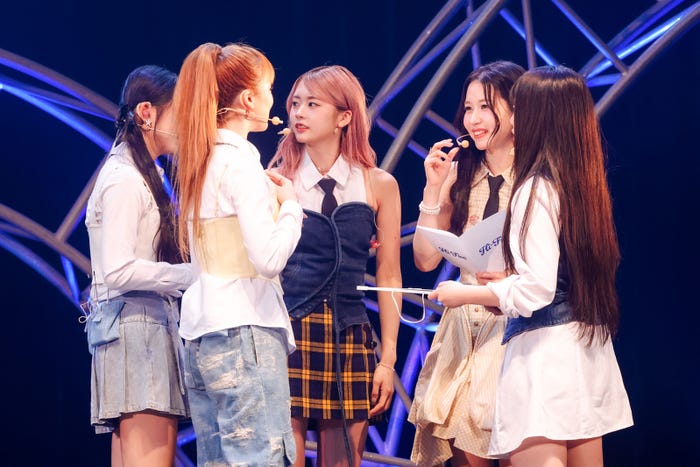 絵日記リレーの作戦を話し合うチームB/MIU、SUZU、KOKONA、MOMONA、AYANE「“Hi‐Five” RELEASE SHOW CASE」(C)LAPONE GIRLS