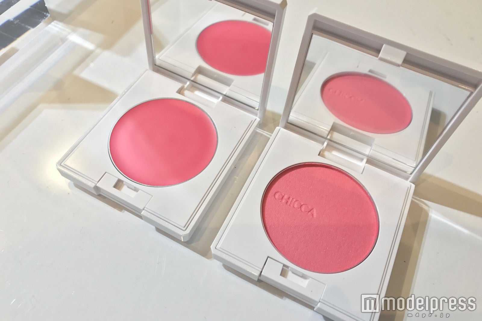 左から「キッカ フローレスグロウ フラッシュブラッシュ（3,000円／税抜）」、「キッカ フローレスグロウ フラッシュブラッシュ パウダー（3,000円／税抜）」（C）モデルプレス