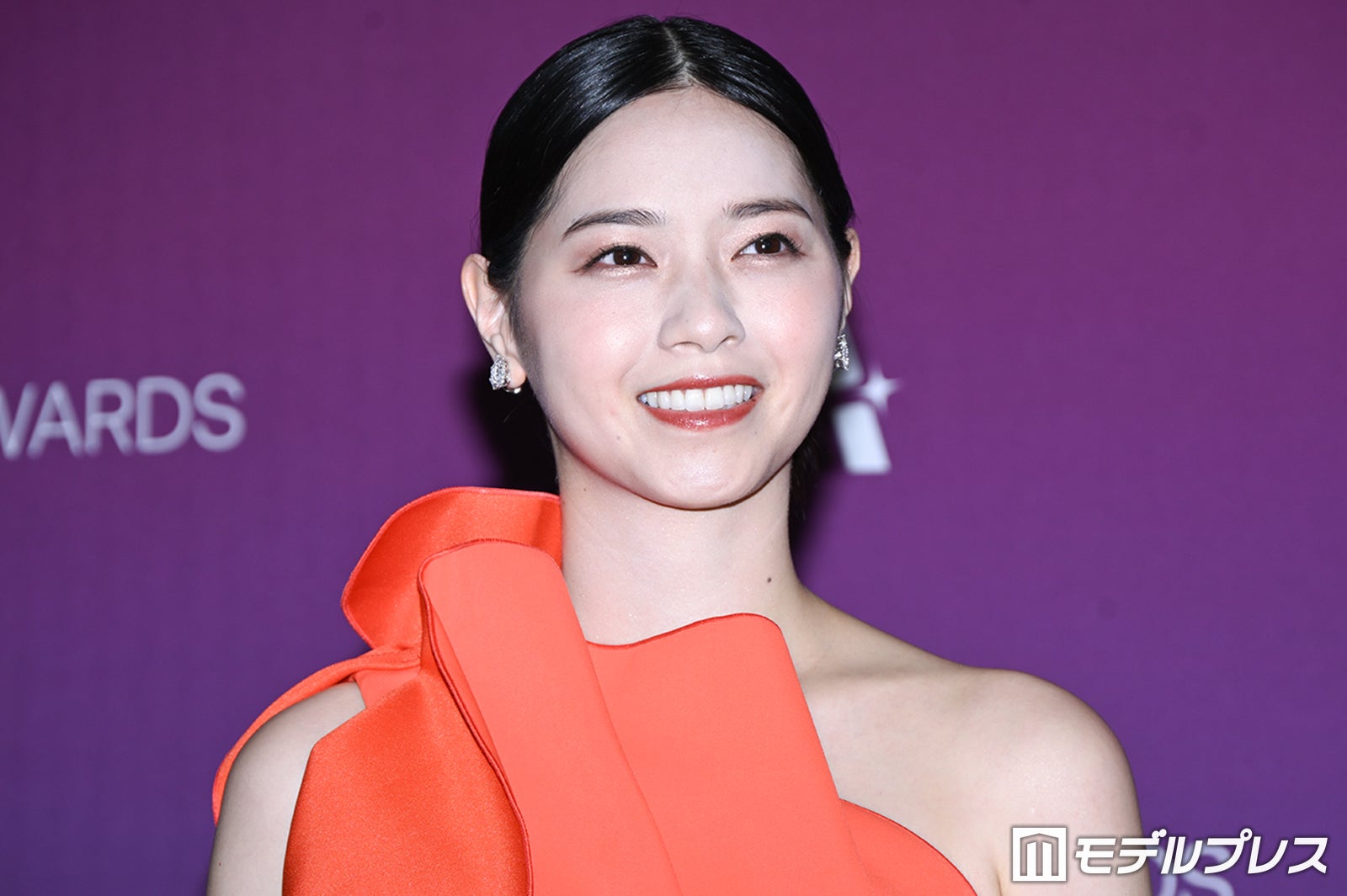 西野七瀬、ワンショルダーのオレンジドレスで魅力放出【クランチロール・アニメアワード2026】
