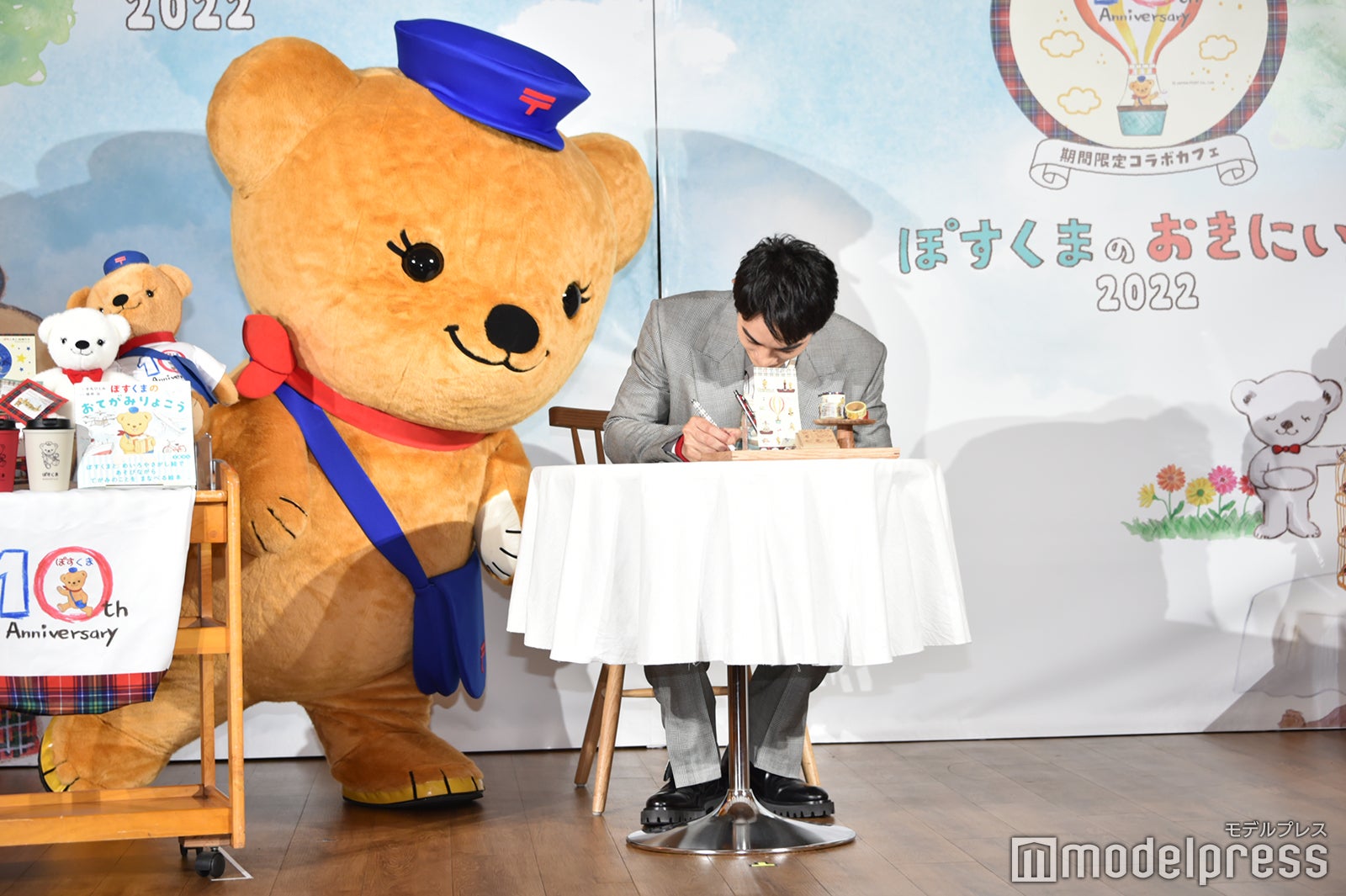 祖母に手紙を書く町田啓太（C）モデルプレス