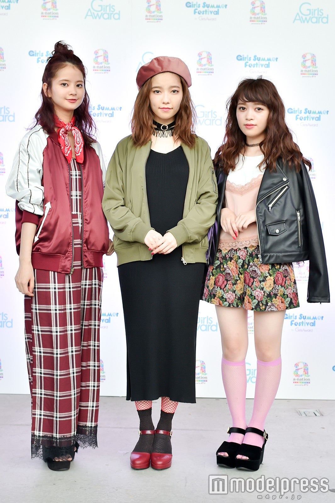 左から：繁藤冬佳、島崎遥香、日出有香（C）モデルプレス