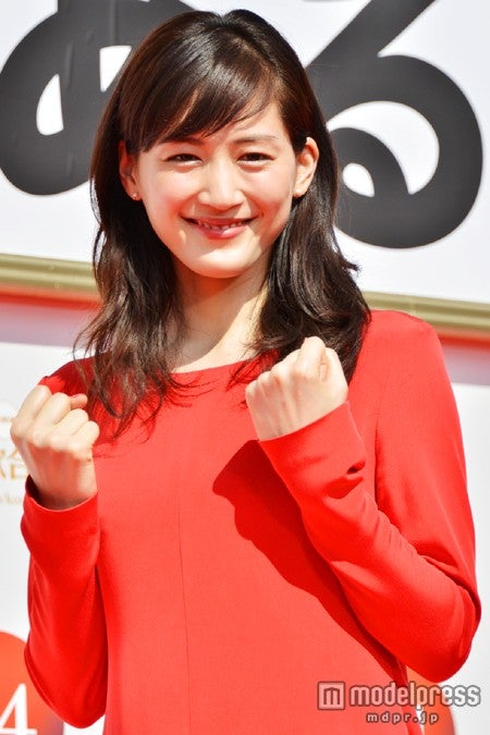 紅組司会を務める綾瀬はるか