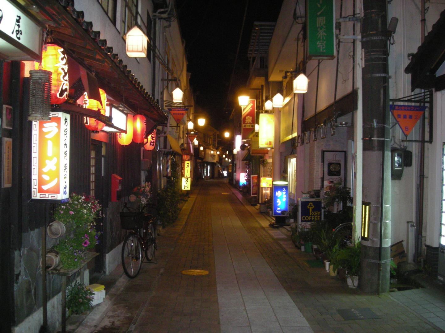 三朝温泉の昭和レトロな街並み （提供写真）