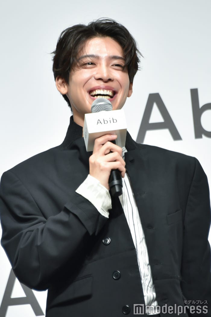 会見に緊張したことから肌が乾燥した松島聡(C)モデルプレス