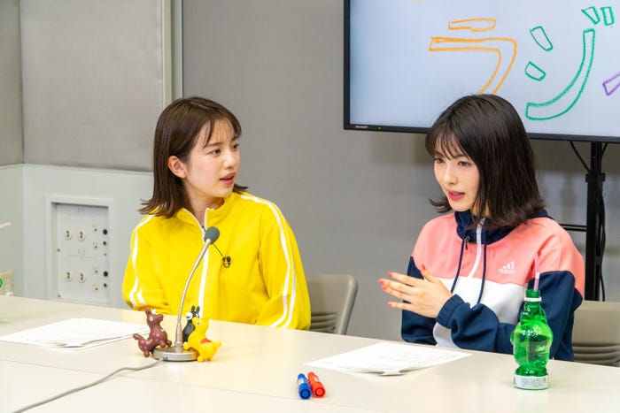 弘中綾香アナ、浜辺美波 (C)AbemaTV