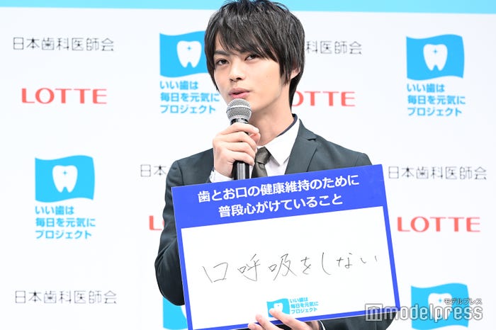 「歯と口の健康維持のために心がけていることは?」に回答/神尾楓珠 (C)モデルプレス