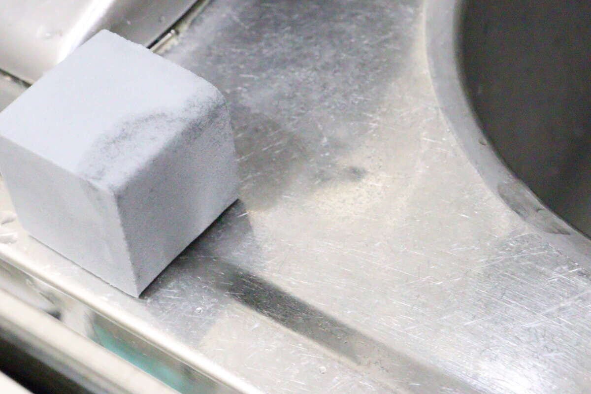 やわらか吸水スポンジ（キューブ形、1個）　大きくなる